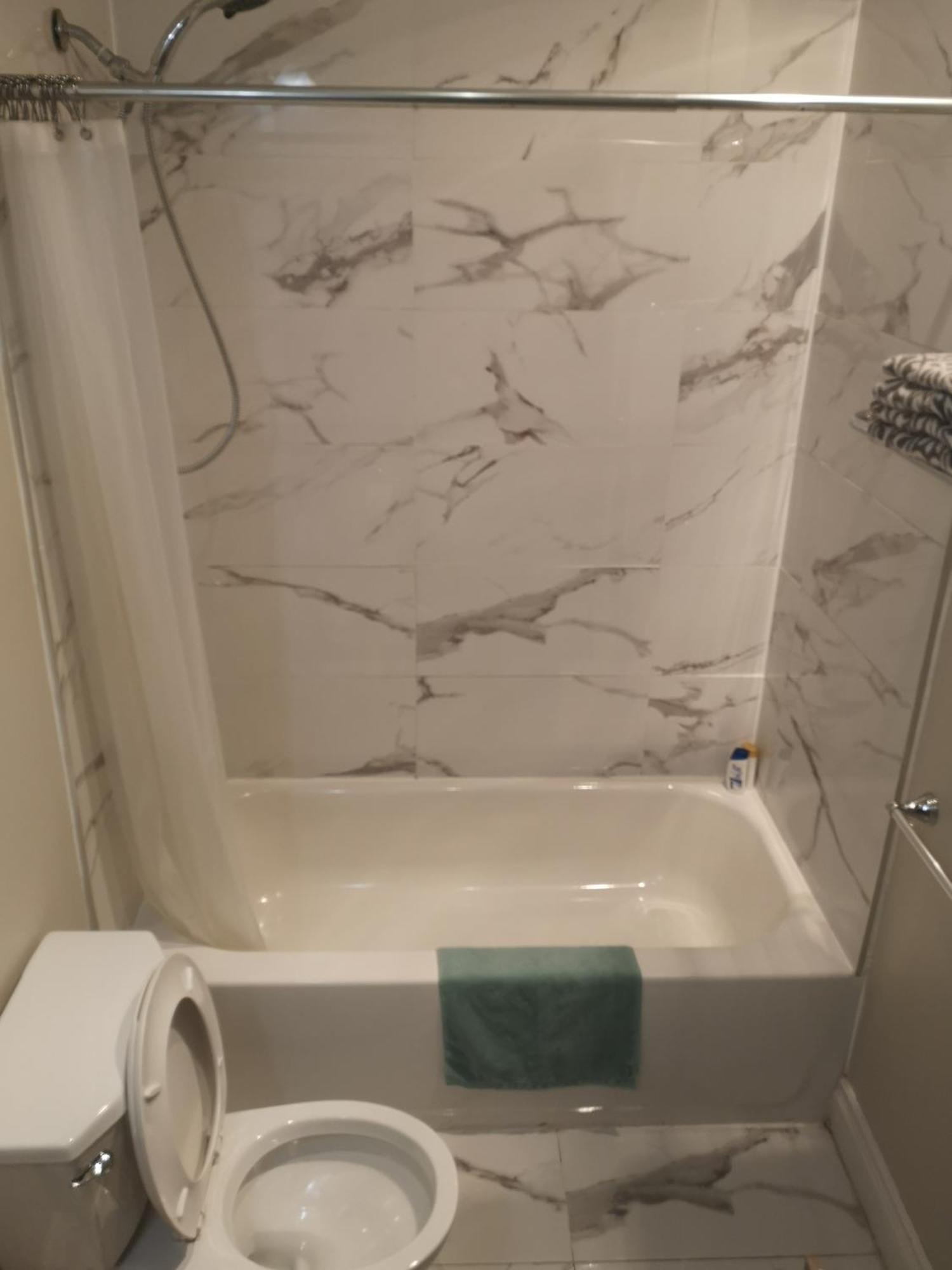 Lakeside Private Suite-Queen Bed Room Tottenham Kamer foto
